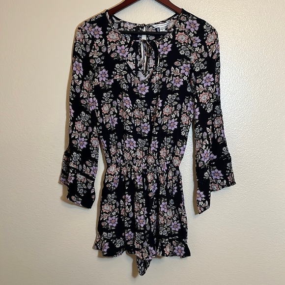 𝅺nwt American Eagle Outfitters Black Floral Long Sleeve Shorts Romper - Picture 1 of 16